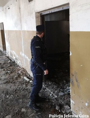 Policjant sprawdza miejsce, gdzie mogą przebywać osoby bezdomne