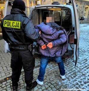 Mężczyzn zatrzymany przez policjantów