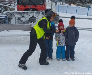 Policjantka rozdaje odblaski