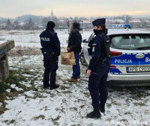 Policjanci i mężczyzna, który otrzymał odzież