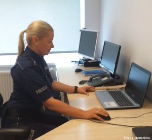 Policjantka na spotkaniu z seniorami