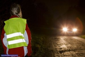 osoba poruszająca się w kamizelce odblaskowej