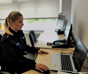 Jeleniogórscy policjanci zapraszają na kolejne spotkanie z seniorami w serwisie YOUTUBE już 3 stycznia 2022 roku. Skorzystaj z linku w komunikacie