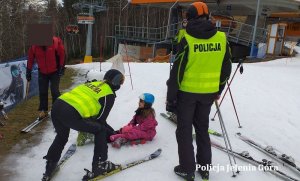 Policjanci i dziewczynka, która doznała kontuzji