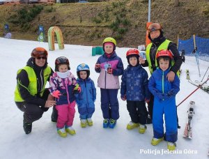 Wspólne zdjęcie policjantów z dziećmi