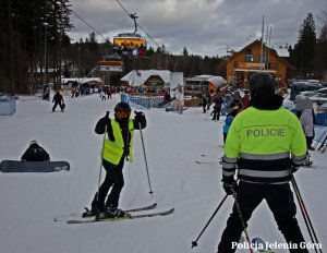 Policjantka i policjant z Czech w patrolu narciarskim