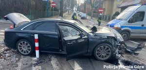 Pojazd audi po zderzeniu, radiowóz