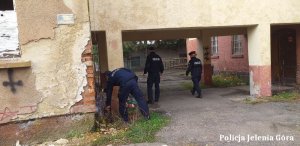 Policjanci sprawdzają miejsca, gdzie mogą przebywać osoby bezdomne