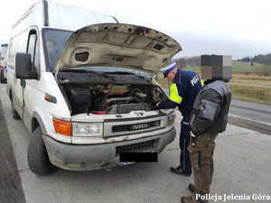 Policjant jeleniogórskiej drogówki w trakcie kontroli pojazdu