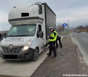 Policjant drogówki w trakcie kontroli