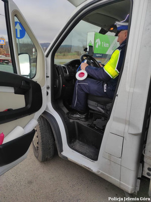 Policjant sprawdza stan techniczny pojazdu