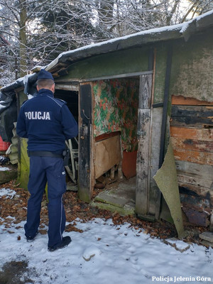 Policjant sprawdza pustostany