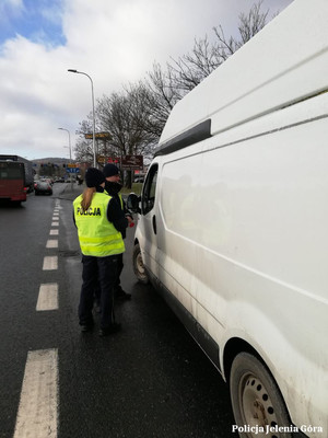 Policjanci w trakcie kontroli busa