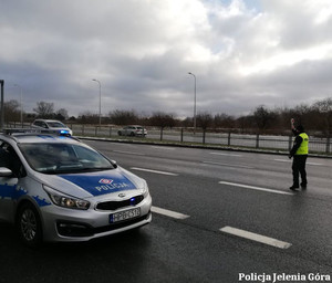 Policjant zatrzymuje pojazd do kontroli drogowej