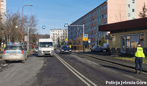 Policjant  zabezpiecza miejsce wypadku