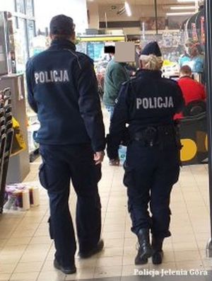 Policjanci sprawdzają stosowanie się do obostrzeń