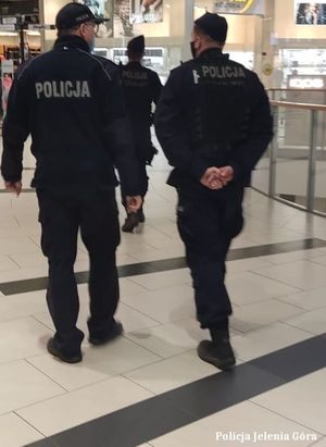 Policjanci w galerii sprawdzaj czy mieszkańcy stosują się do obowiązujących nakazów snitarnych