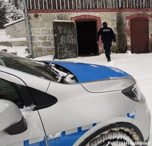 Policjant sprawdza miejsca, gdzie mogą przebywać osoby bezdomne