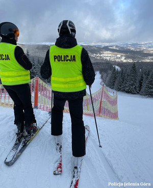 Policjanci w patrolu narciarskim