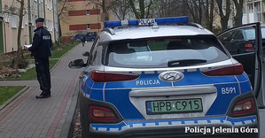 Policjant sprawdza osoby będące na kwarantannie