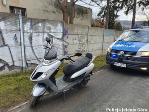 Jechała na zakazie skuterem pochodzącym z włamania