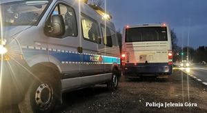 Policjanci jeleniogórskiej drogówki sprawdzali stan techniczny pojazdów oraz wyposażenie