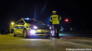 Policjant przy radiowozie