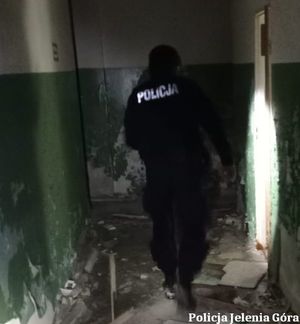 Policjant sprawdza miejsca, gdzie mogą przebywać osoby bezdomne