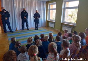 Policjanci przygotowują przedszkolaków do konkursu „Uczę się bezpiecznie żyć”