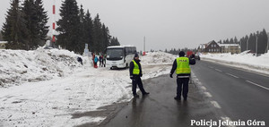 Policjanci dbają o bezpieczeństwo na drodze w trakcie Biegu Piastów