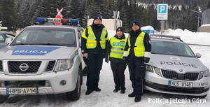 Policjanci jeleniogórskiej drogówki z policjantką z Czech