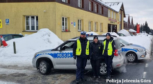 Jeleniogórscy policjanci z policjantką z Czech na drodze przy Polanie Jakuszyckiej