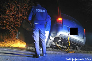 Opel w rowie, policjant