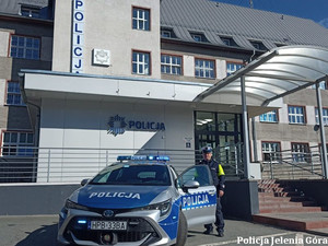 Nowa Toyota Corolla obok policjant jeleniogórskiej drogówki