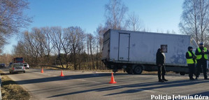 Pojazd ciężarowy uczestniczący w zdarzeniu, policjanci