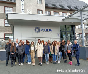 studenci oglądają sprzęt policyjny