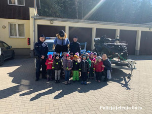 Dzieci z wizytą w  Komisariacie Policji w Karpaczu