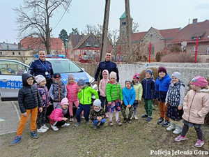 Policjanci czuwają nad bezpieczeństwem najmłodszych