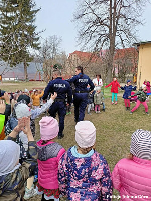 Policjanci w trackie spotkania z przedszkolakami