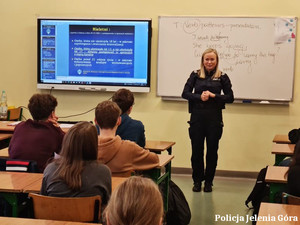 Policjantka w trakcie prelekcji