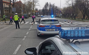 Policjanci zabezpieczają półmraton