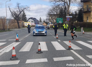 Policjanci w trakcie zabezpieczenia imprezy biegowej