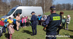 Służby mundurowe z przedszkolakami rozmawiają o bezpieczeństwie w ramach  „Zabaw terenowych-Zgubek”