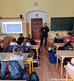 Tym razem policjantka rozmawiała o zagrożeniach z uczniami z Kowar