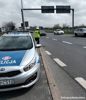 Policjant jeleniogórskiej drogówki w trakcie pracy z radarem