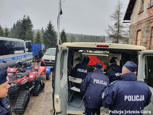 Policjanci w trakcie sprawdzania mapy terenu