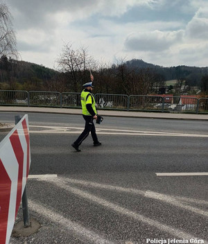 Policjant zatrzymuje pojazd