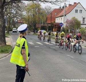 Policjantka jeleniogórskiej drogówki w trakcie służby