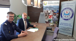 Komendant Wojewódzki Policji we Wrocławiu nadinsp. Dariusz Wesołowski i wójt gminy Janowice Wielkie Kamil Kowalski przed podpisaniem umowy o przejęciu gruntu