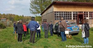 Policjantka i działkowcy